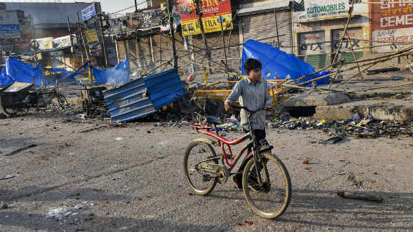 पहचान पत्र की जांच कर रहे थे उपद्रवी