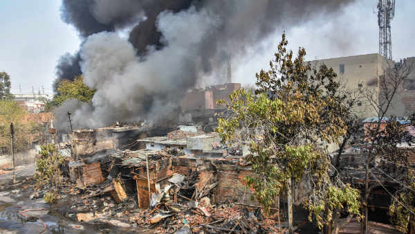 हाथ में लाठी-डंडे