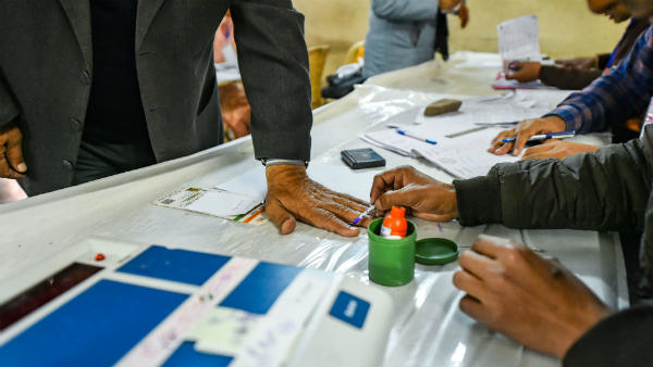 आम आदमी पार्टी के वोट बैंक में सेंध!