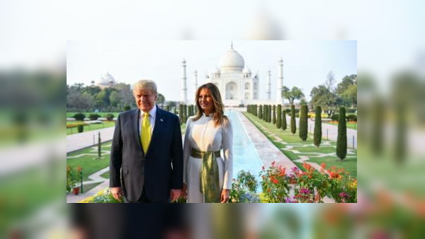 हिंदी भाषा में दीवार पर लिखा अतिथि देवो भव हिंदी भाषा में दीवार पर लिखा अतिथि देवो भव