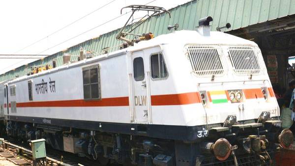 डब्ल्यूएपी -5 इलेक्ट्रिक इंजन की लागत करीब 35 करोड़ रुपए है