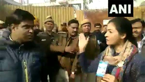 delhi assembly elections 2020: congress leader alka lamba slapped AAP worker