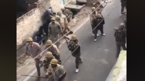 Fact Check-These viral videos with police lathicharge are not from Delhi Fact Check-These viral videos with police lathicharge are not from Delhi