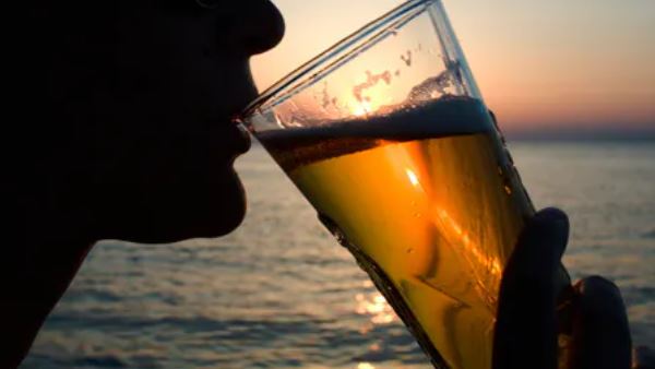 लगातार आ रही शराब की गंध