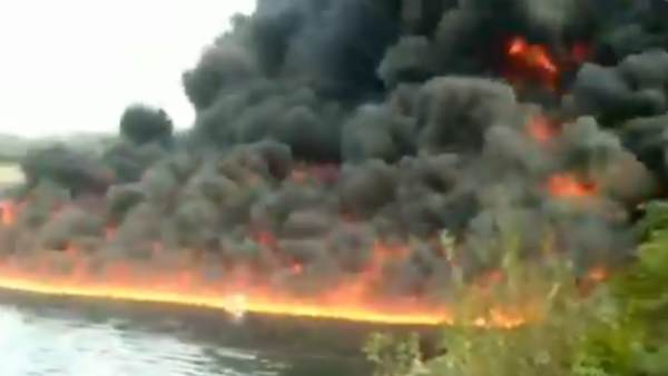 धुंए से इलाका काला हो गया है