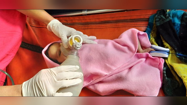 बच्ची को किसी ने छुरा मारकर फेंक दिया