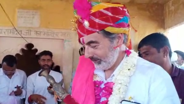 दूल्हे ने पहने धोती कुर्ता दूल्हे ने पहने धोती कुर्ता