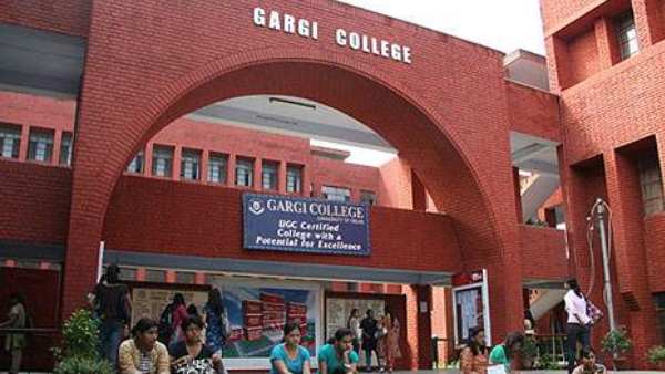 दीवार फांदकर अंदर घुसे शराबी