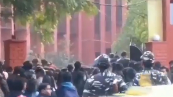 कॉलेज की छात्रा ने ट्वीट में किया ये दावा