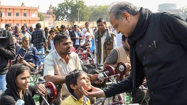 प्रदर्शनकारियों की मांग- CAA में मुस्लिम समुदाय को भी शामिल किया जाए