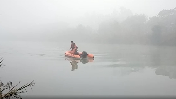 दो लड़के तैरकर बाहर आ गए