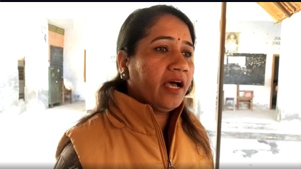 एक युवक के पास था चाकू एक युवक के पास था चाकू