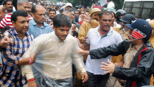 इसलिए फिर जारी हुआ वारंट