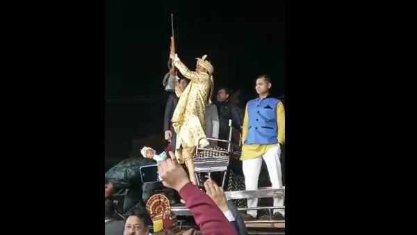 दूल्हे के बगल में खड़े होकर फायरिंग करते नजर आ रहे सपा नेता