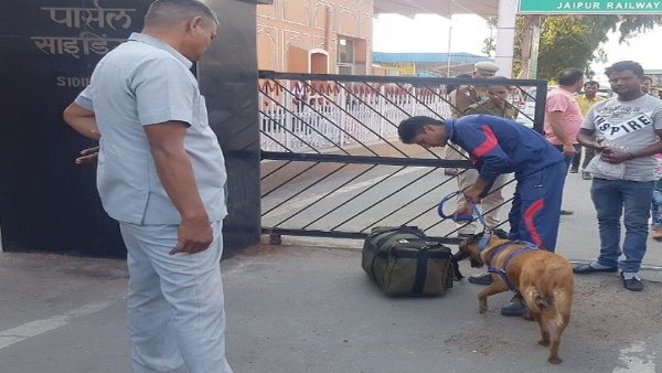 बीटेक की पढ़ाई कर रहा गौरव बीटेक की पढ़ाई कर रहा गौरव