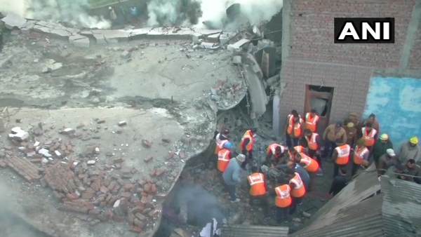 Jammu Kashmir, building, Talab Tillo area, Jammu, collapsed, fire, tenders, जम्मू कश्मीर, इमारत, इमारत गिरी, आग लगना, तालाब तिल्लो Jammu Kashmir, building, Talab Tillo area, Jammu, collapsed, fire, tenders, जम्मू कश्मीर, इमारत, इमारत गिरी, आग लगना, तालाब तिल्लो