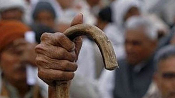 पीड़ित ने डीएम से की शिकायत