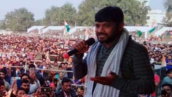 काफिले को दिखाए काले झंडे