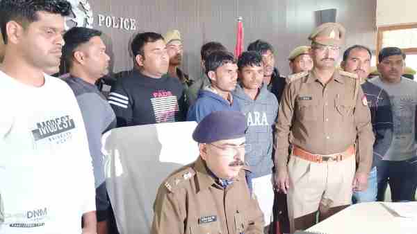 कुछ दूर पड़ा था सिर