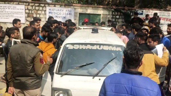  आदित्य व उसके साथियों ने की मारपीट