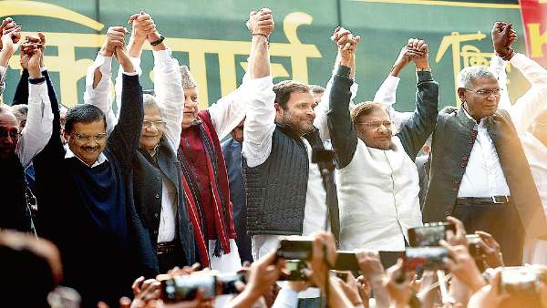 बीजेपी भी कांग्रेस और केजरीवाल के रिश्तों पर कई बार उठा चुकी है सवाल