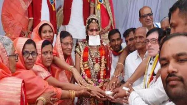 दिल पर पत्थर रख मां ने गाए मंगल गीत