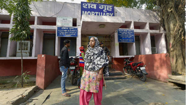 शव लेने के लिए भटक रहे हैं परिजन