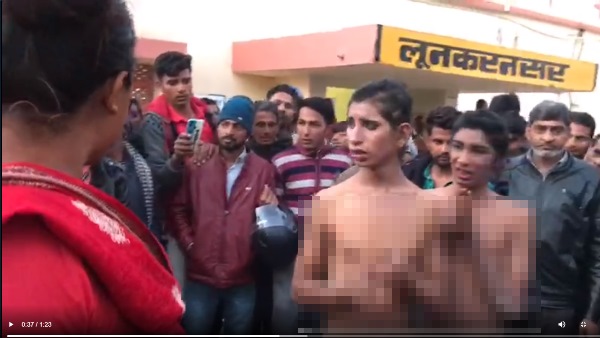 लोगों से वसूल रहे थे रुपए