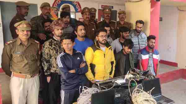 12 युवकों को पुलिस ने किया गिरफ्तार