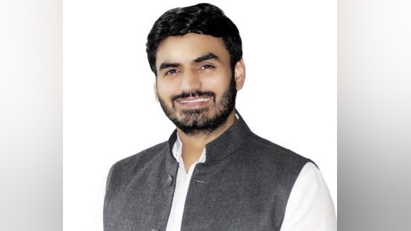 दोनों के बीच होने लगी मारपीट