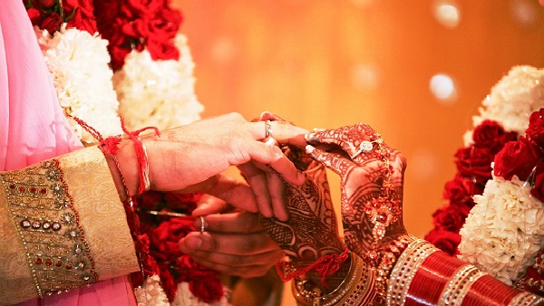 शादी वाले दिन इलाके में दंगाई बवाल काट रहे थे