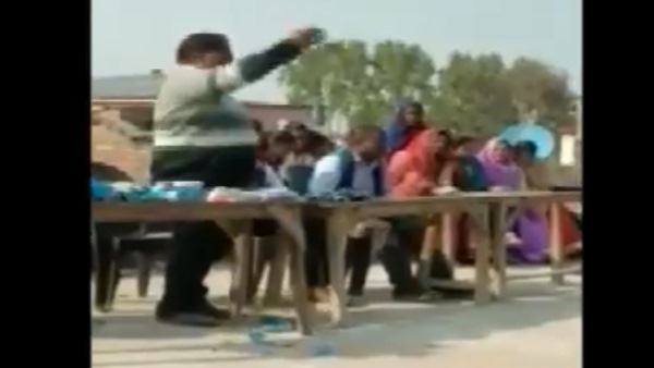 सोशल मीडिया वर वायरल हुआ वीडियो सोशल मीडिया वर वायरल हुआ वीडियो