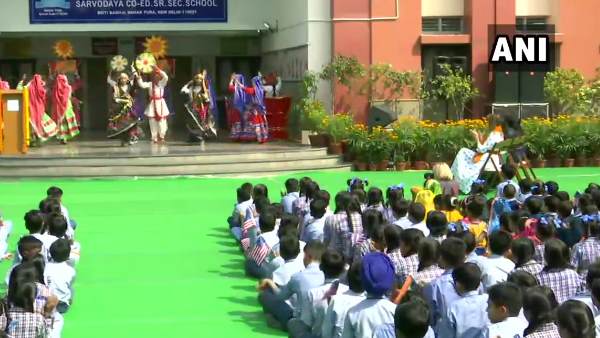 छात्राओं को गले लगाया