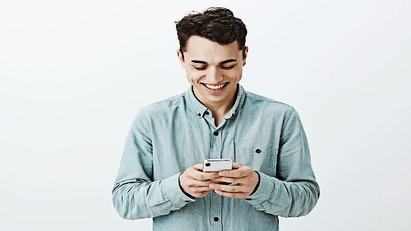 आधार लिंक हुआ या नहीं SMS भेजकर यहां से ले सकते हैं जानकारी