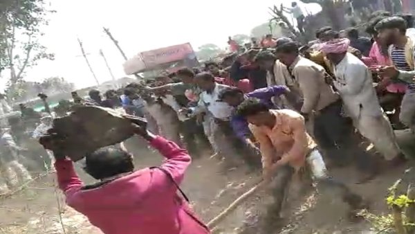  सूचना पाकर मौके पर पहुंचे सिर्फ दो जवान