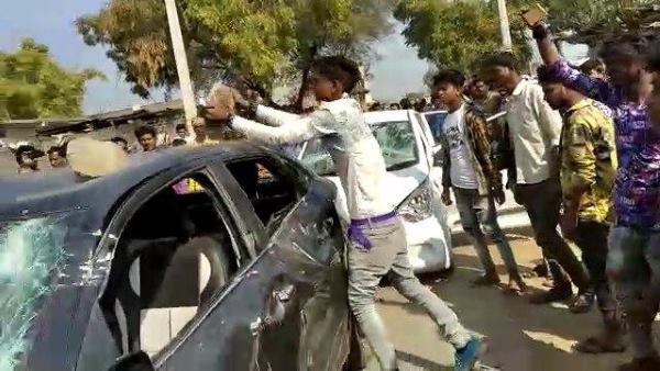  गाडियों पर लाठी पत्थरों से हमला