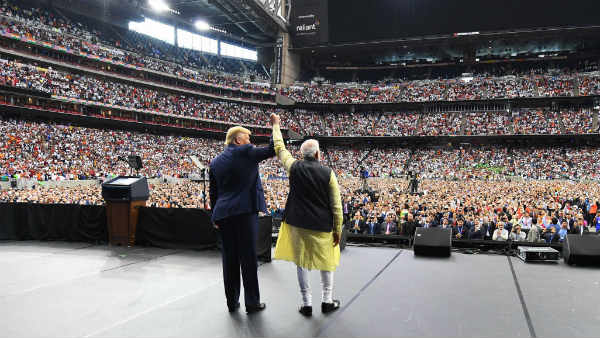 साल 2009 में बने दोनों नेताओं के पेज 