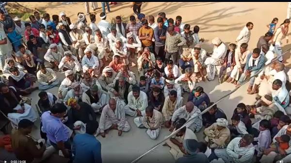 सैकड़ों ग्रामीण हुए एकत्रित