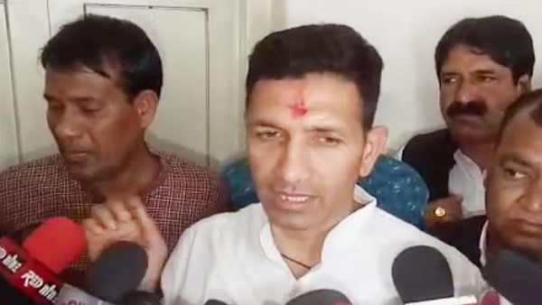 'हमारे ये प्रधानमंत्री बेवकूफ बनाने में नंबर वन'