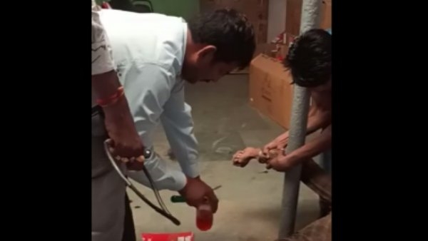  चोरी का आरोप लगाकर पीटा