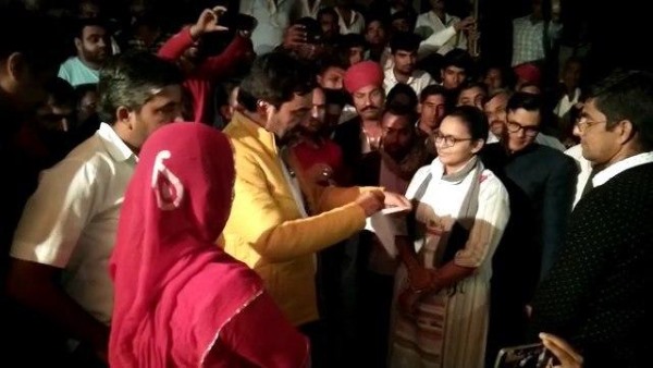 देर रात धरने पर पहुंचीं एसडीएम