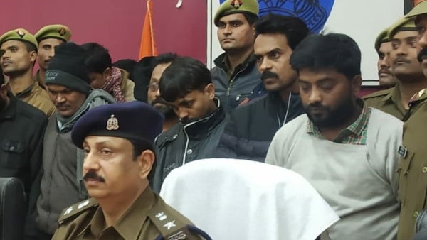 पुलिस ने की छापेमारी पुलिस ने की छापेमारी