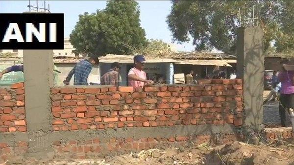 दीवार बनाने पर हो चुका है विवाद 
