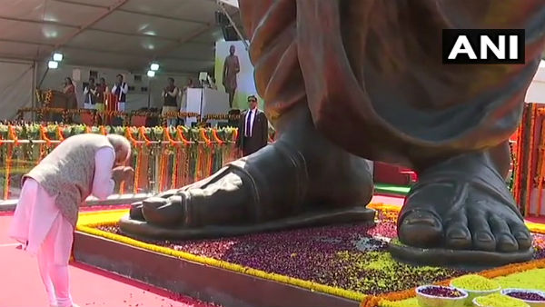 Live: PM ने दीनदयाल की प्रतिमा और स्मारक का उद्घाटन किया Live: PM ने दीनदयाल की प्रतिमा और स्मारक का उद्घाटन किया