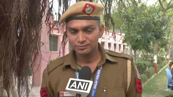 डंडा उठाकर उसे डराने की कोशिश की डंडा उठाकर उसे डराने की कोशिश की