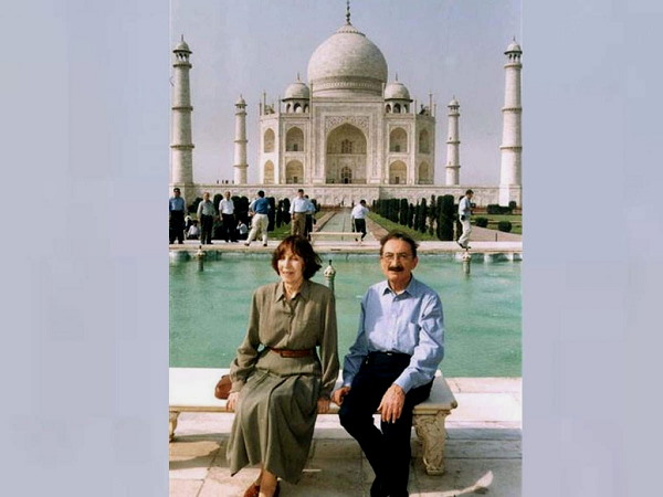 तुर्की के पूर्व प्रधानमंत्री ने बीवी संग फोटो खिंचाई तुर्की के पूर्व प्रधानमंत्री ने बीवी संग फोटो खिंचाई