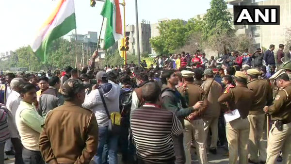 रास्‍ता खुलवाने के लिए सड़क पर उतरे लोग