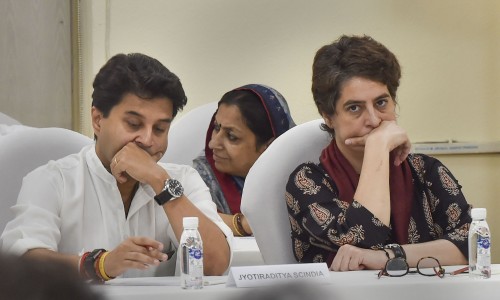 सिंधिया को साइड लाइन करने की चल रही कोशिश सिंधिया को साइड लाइन करने की चल रही कोशिश