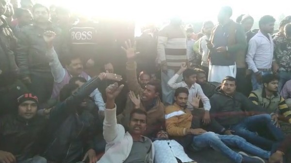 युवती की अधजली लाश मिली थी, हाथ-पैर बंधे थे युवती की अधजली लाश मिली थी, हाथ-पैर बंधे थे