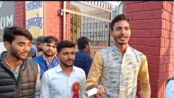  छात्रों पर पुलिस ने किया लाठीचार्ज